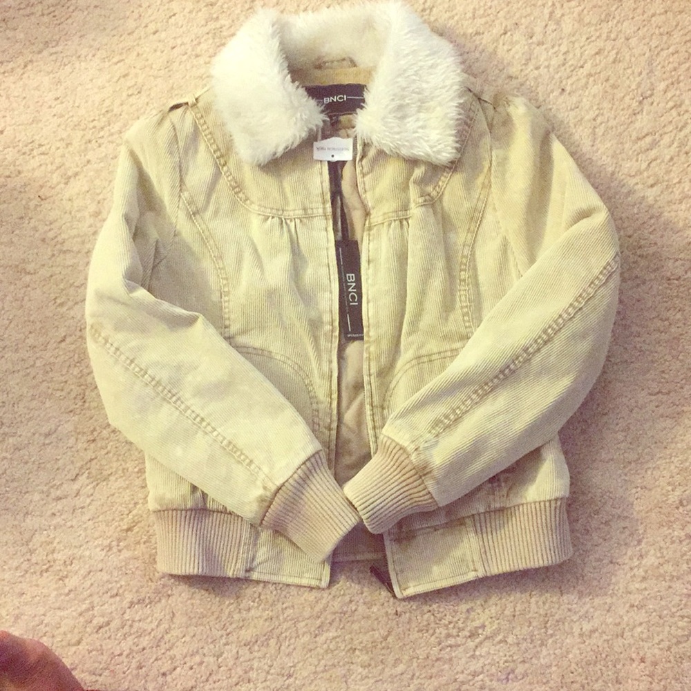Beige cute coat with white fur collar